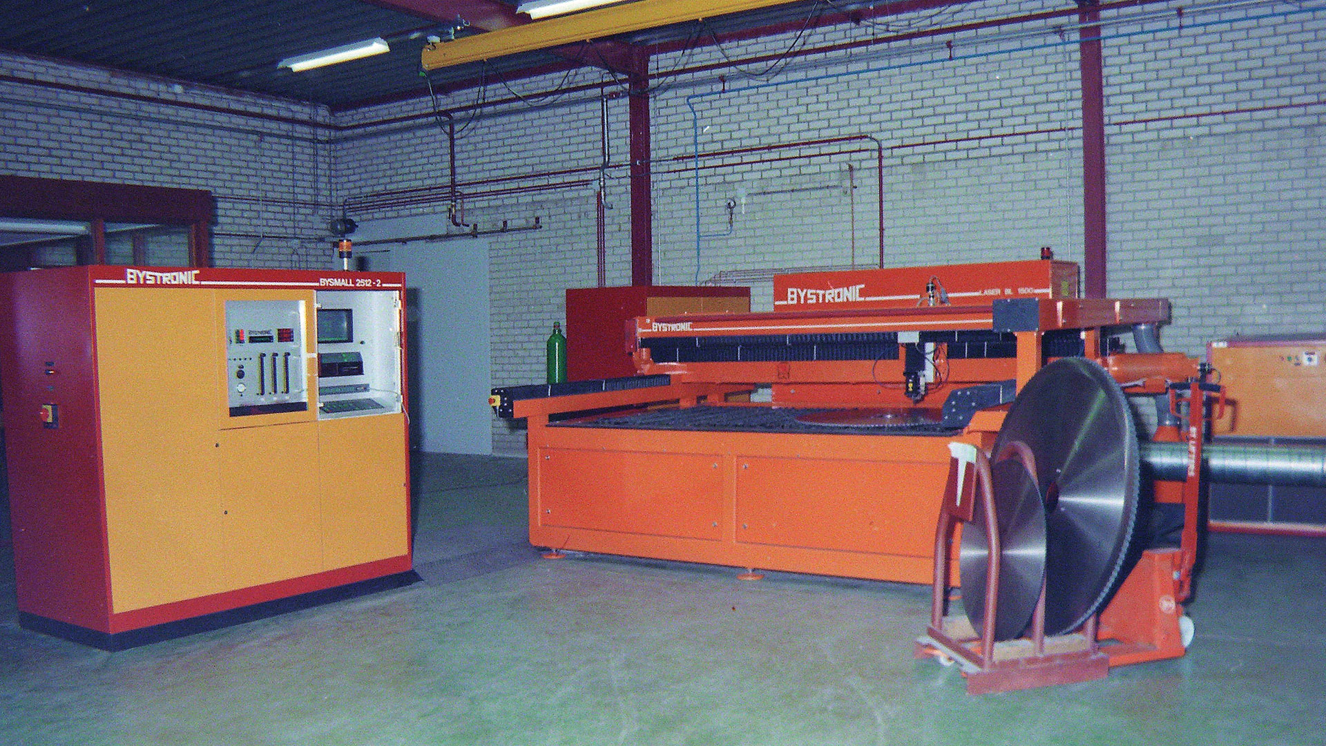 1990: 1e lasersnijmachine in gebruik genomen